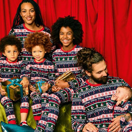 gezin in matchende truien en pyjama's