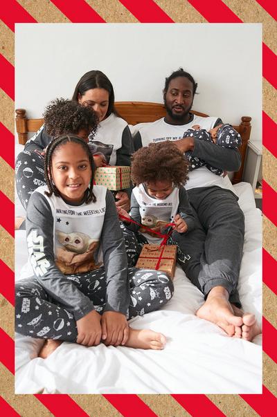 Pyjamas De Noel Assortis Pour Toute La Famille Primark France