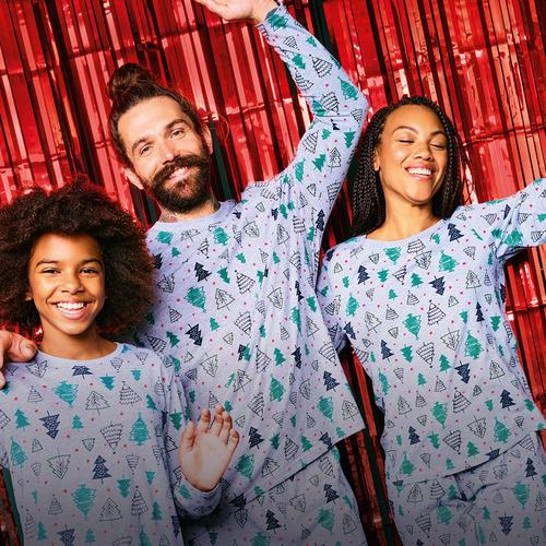 gezin in matchende truien en pyjama's