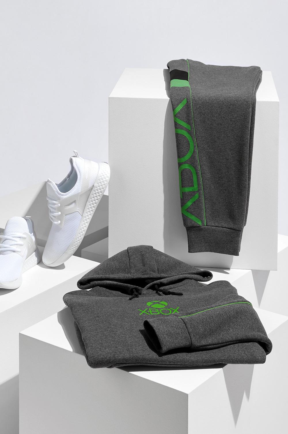 • Sudadera gris con capucha de Xbox 18 €, Pantalones de chándal de Xbox 16 €