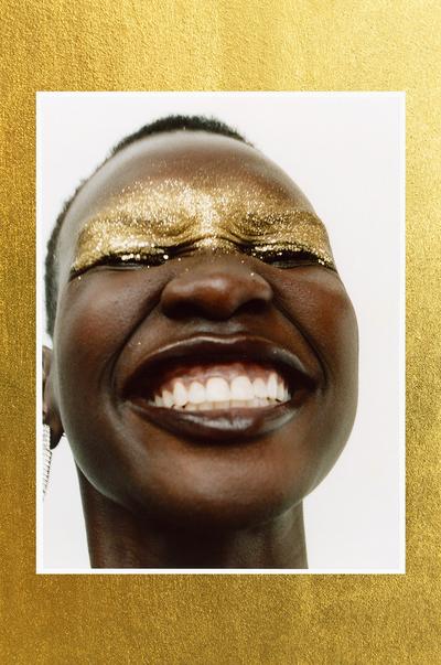 A modelo usa sombra para olhos com brilho