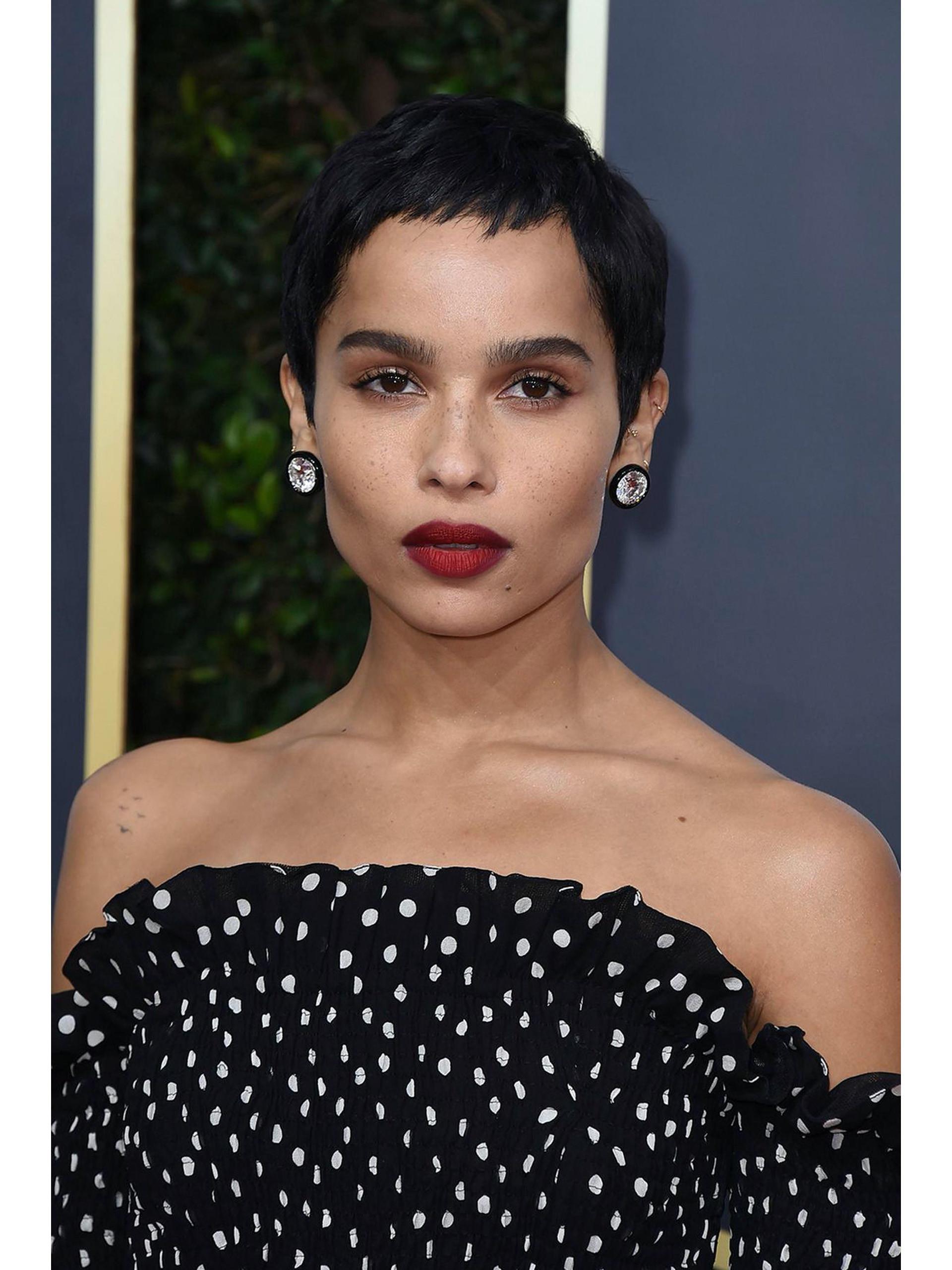 zoe kravitz con pintalabios rojo en los globos de oro