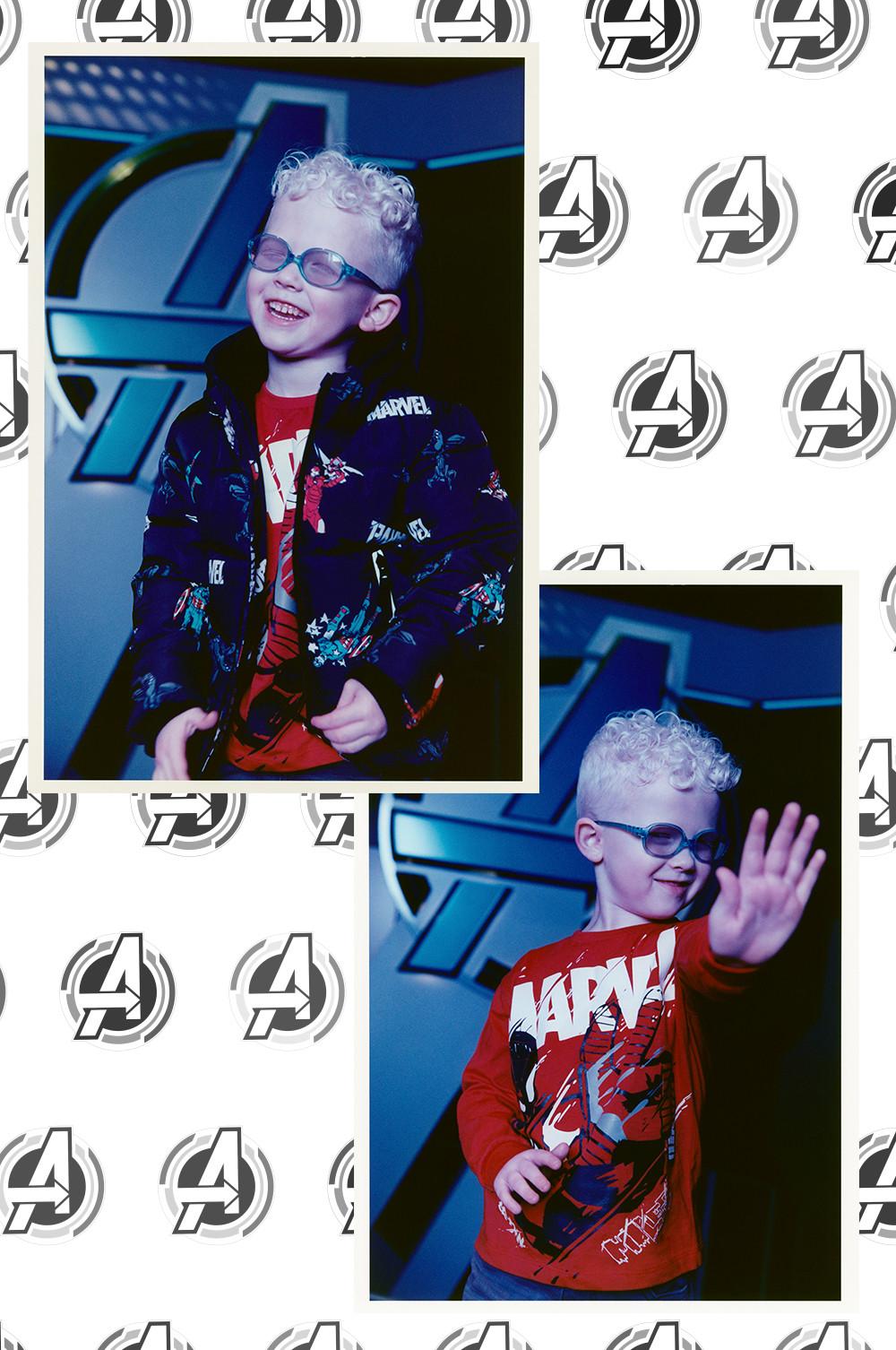 Modelo infantil con camiseta y abrigo de Marvel
