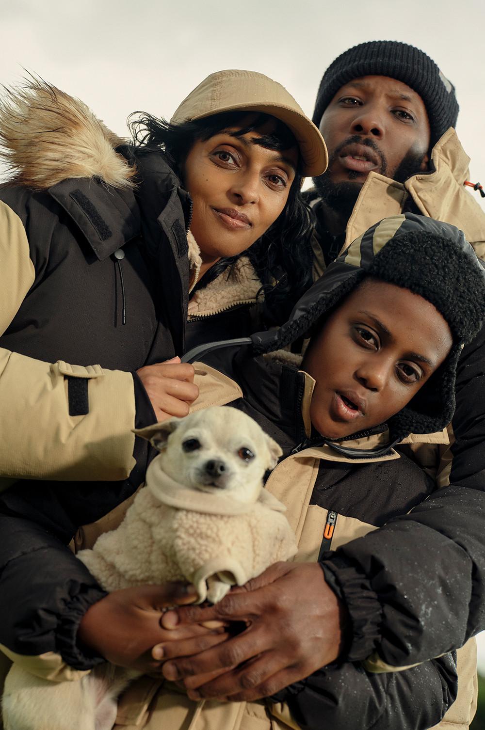 Família e cão com peças polares forradas com pelo para homem, mulher, criança e animais de estimação