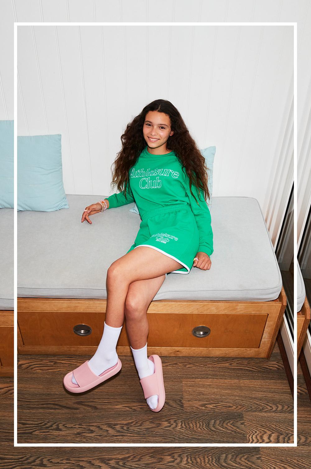 Enfant portant un ensemble sweat-shirt et short verts