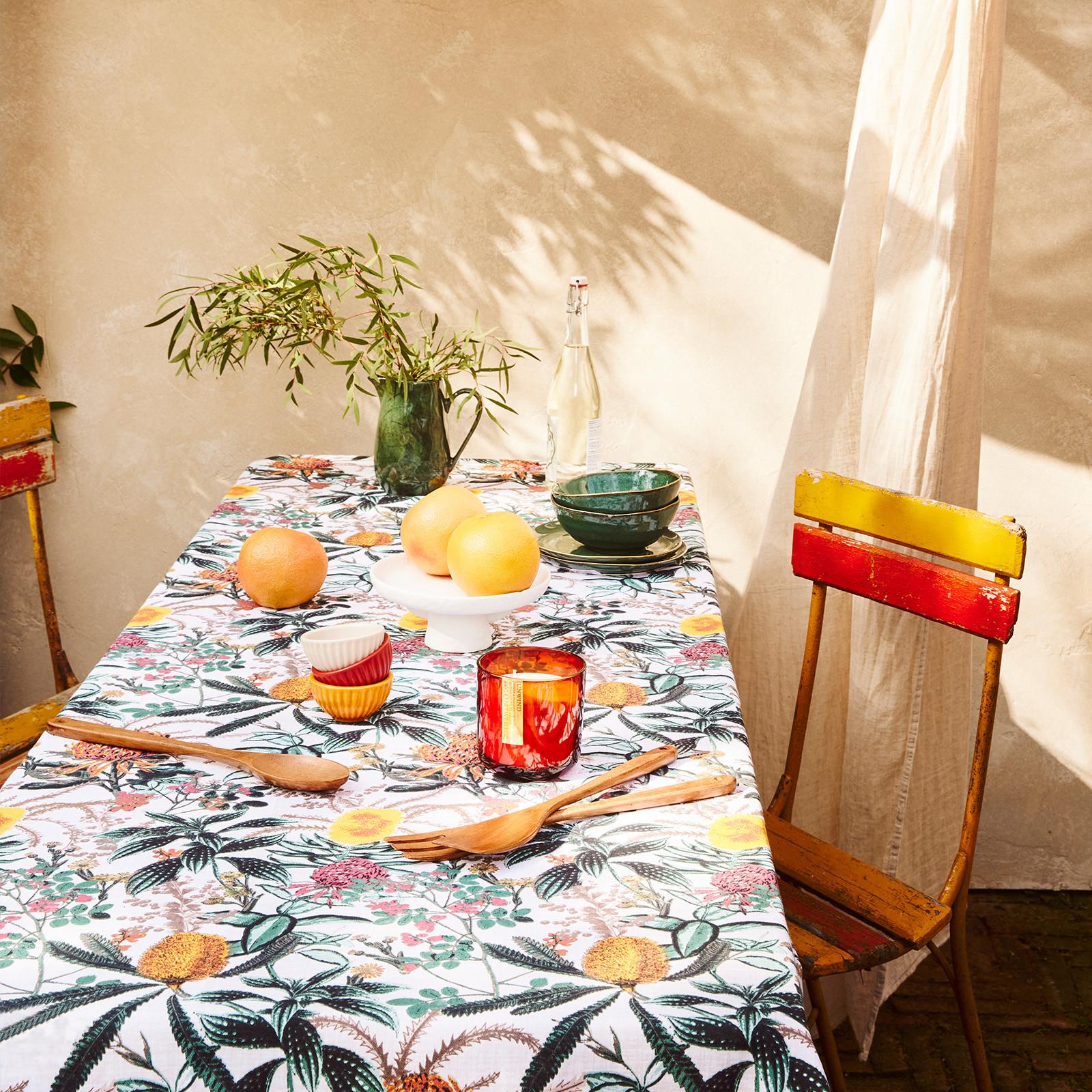 Présentation de produits sur une table de jardin