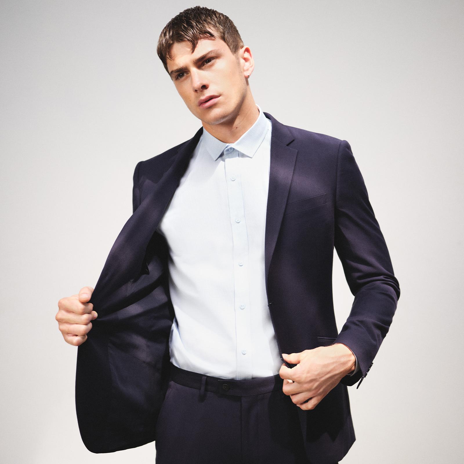 Prendas formales masculinas indispensables trajes camisas y ropa