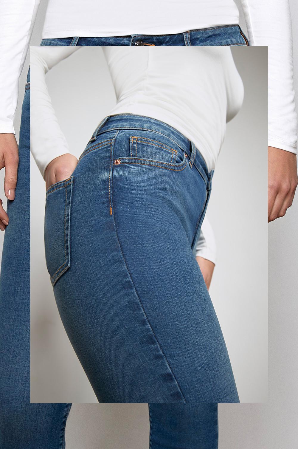 Le jean à coupe authentique avec taille haute