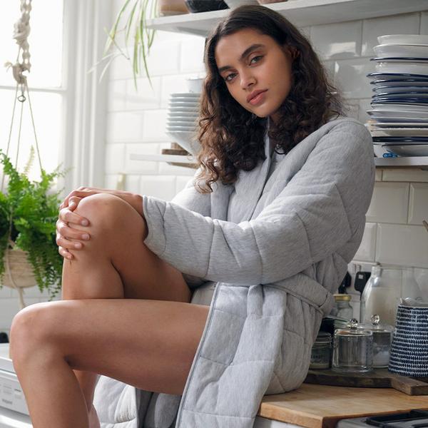 Model in grijze pyjamaset met korte broek en top