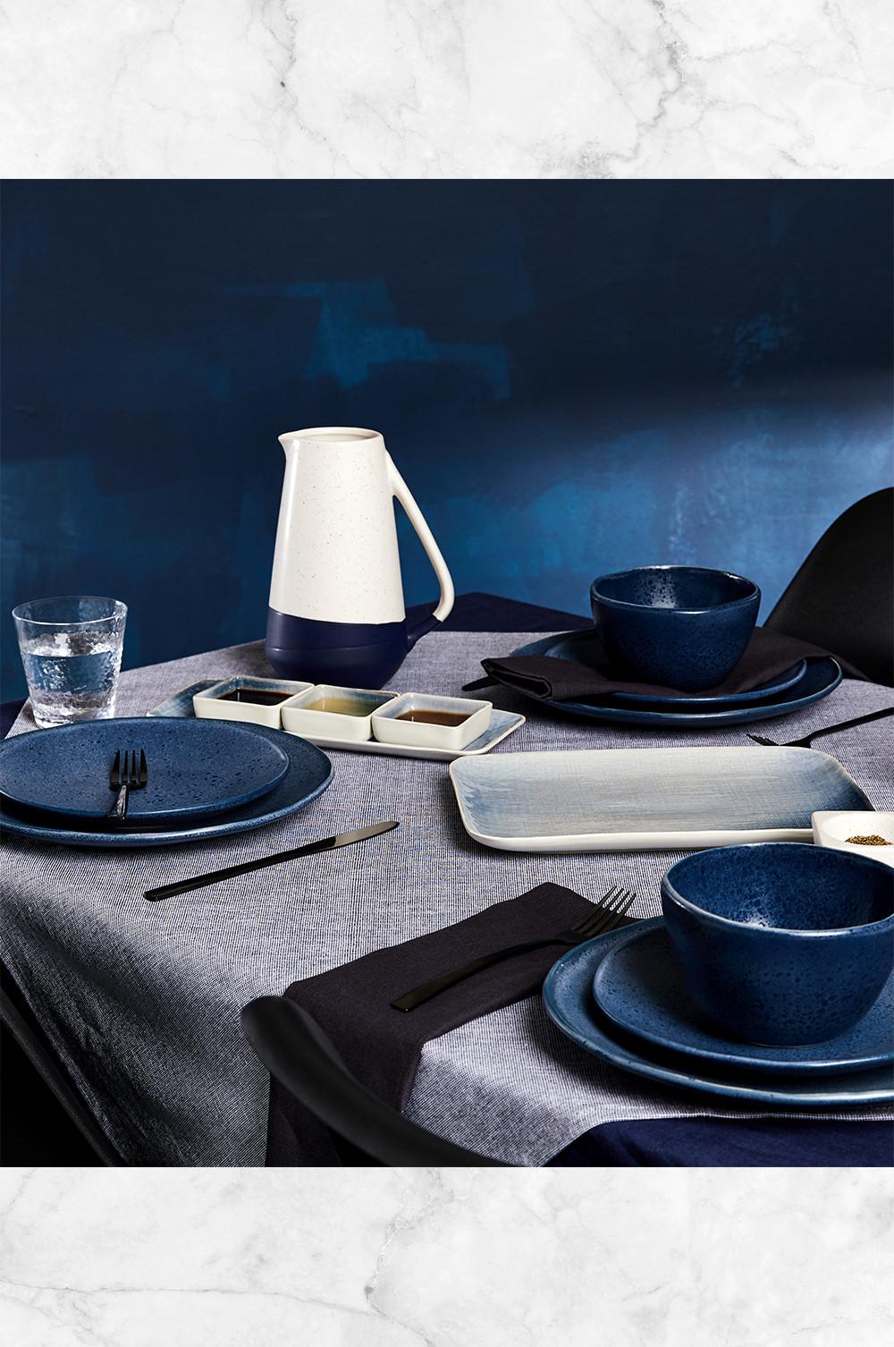 Grau und blau gedeckte Tischplatte