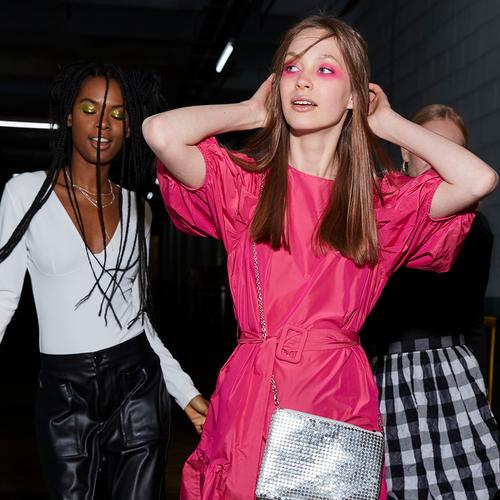 vestido em tafetá rosa-choque