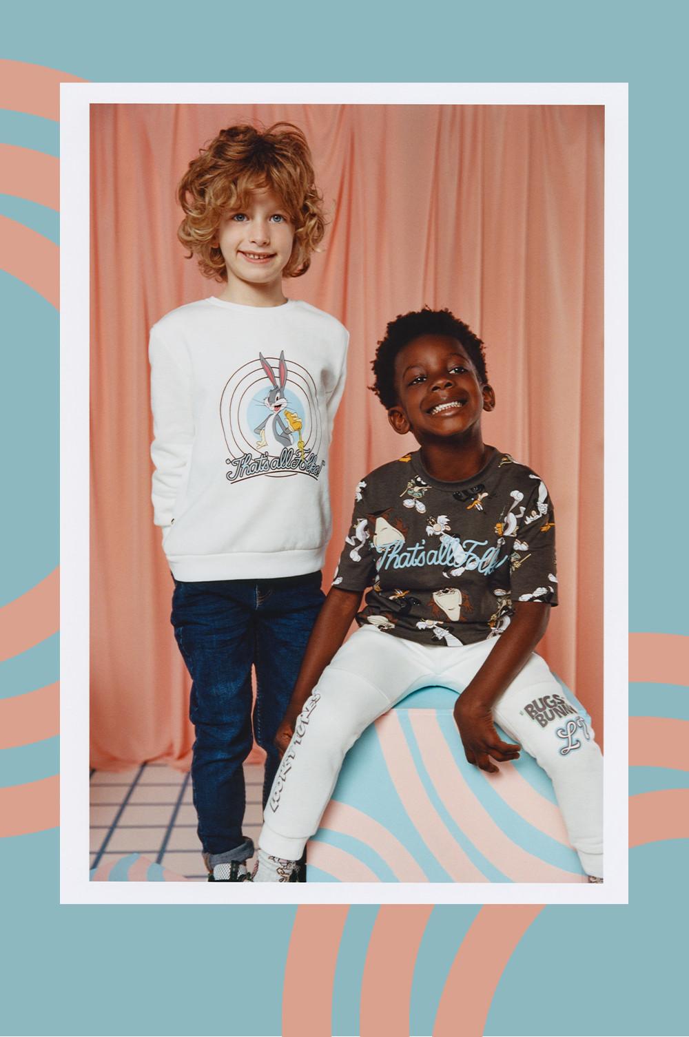 Modelos infantiles con sudadera, camiseta negra y pantalones de chándal de «Looney Tunes»