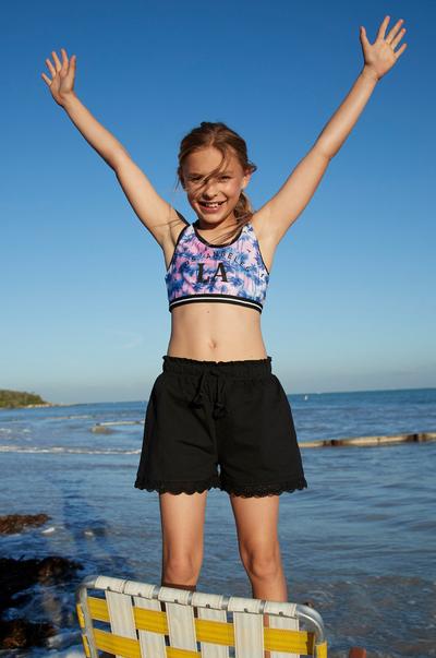 Una de bañadores para niños y adolescentes con todos los básicos para playa y la piscina: desde bañadores bikinis hasta camisetas veraniegas y pantalones cortos. | Primark España
