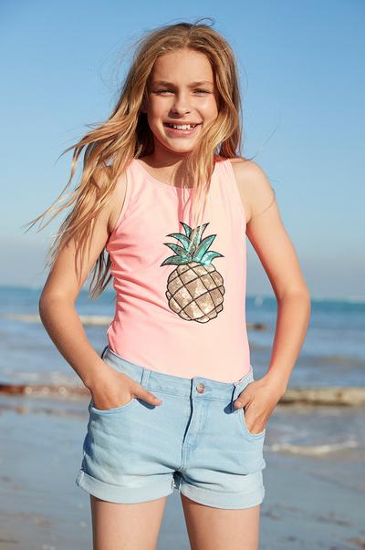 Una colección de para niños y adolescentes con todos los básicos para la playa y piscina: desde bañadores y bikinis hasta camisetas veraniegas y pantalones cortos. | Primark España