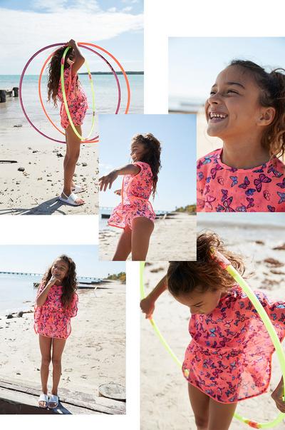 Una de bañadores para niños y adolescentes con todos los básicos para playa y la piscina: desde bañadores bikinis hasta camisetas veraniegas y pantalones cortos. | Primark España