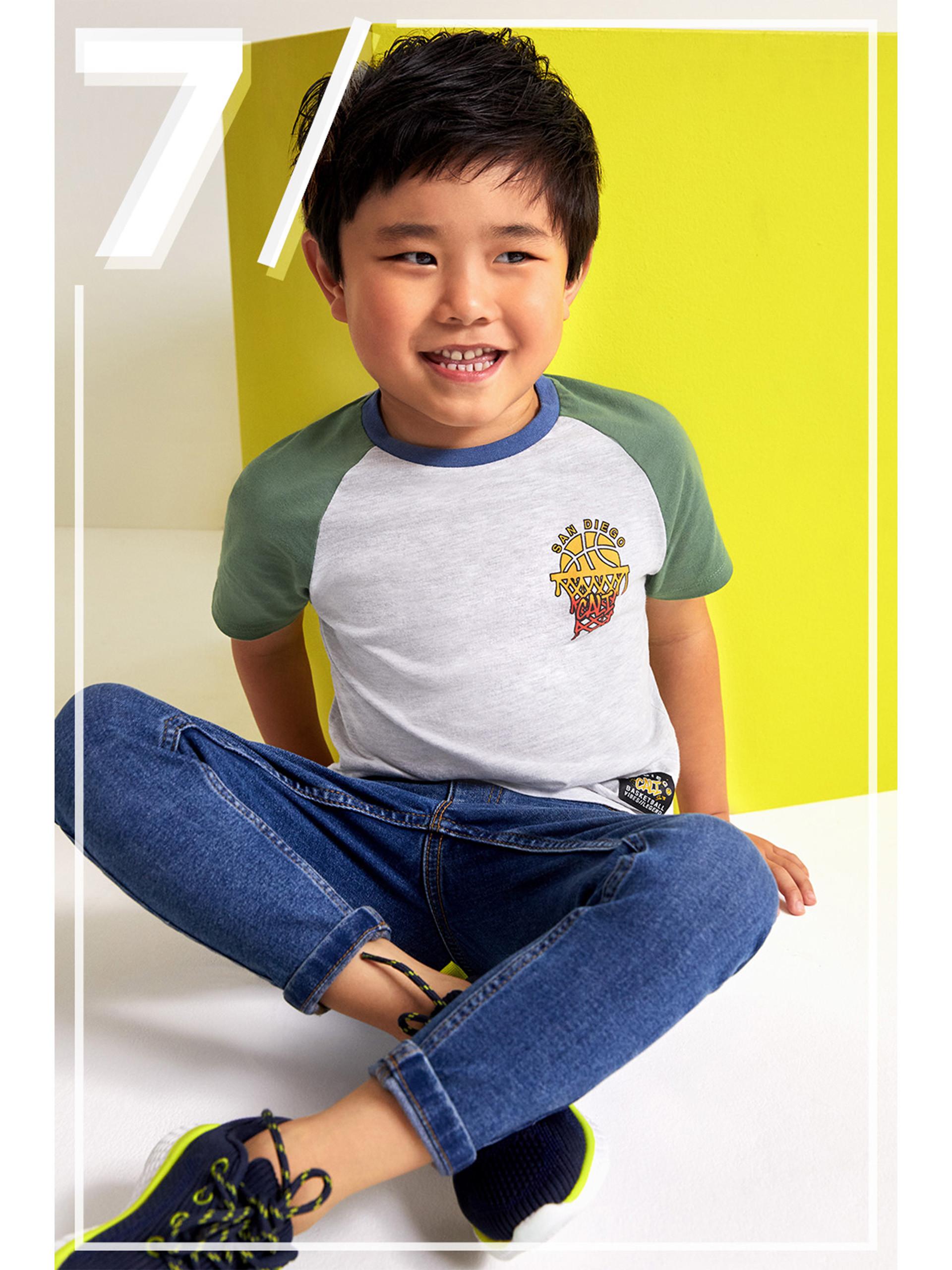 Bambino con T-shirt con scritta