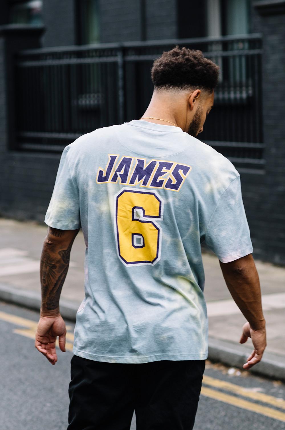 Josh Denzel in Lakers Top mit Batikmuster