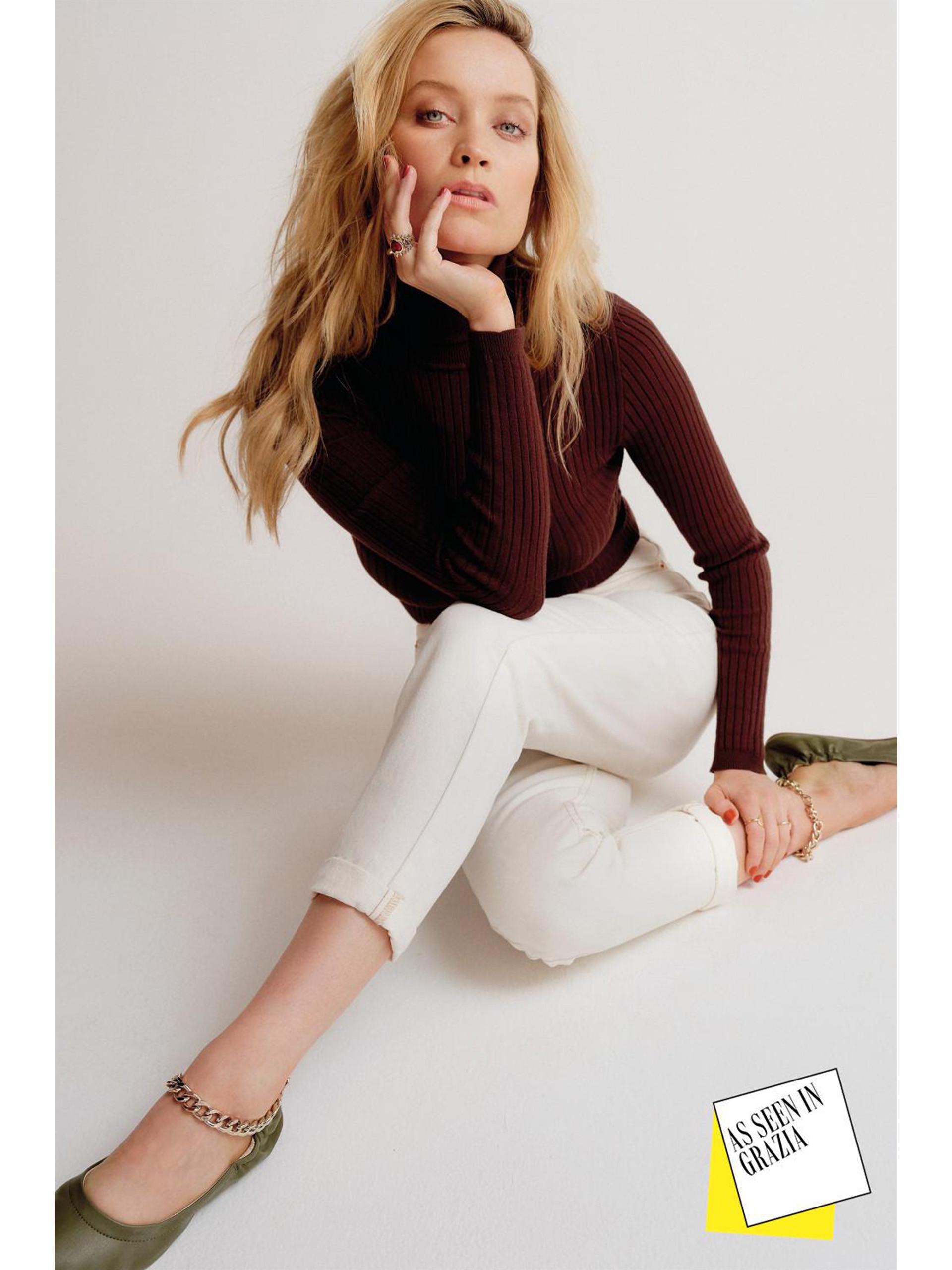 Laura Whitmore indossa jeans e giacca in denim blu indaco con un dolcevita bianco