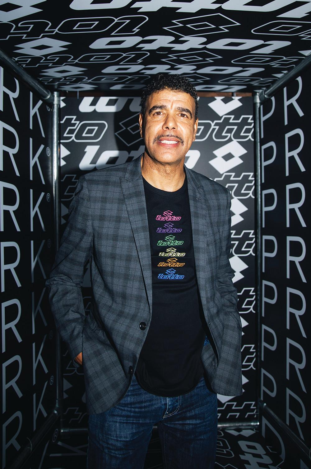Chris Kamara habillé en Lotto X Primark