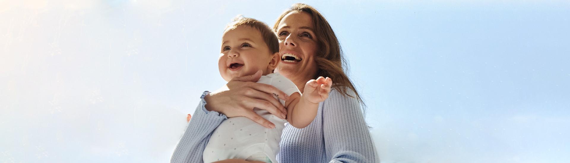 Madre e bebè che sorridono