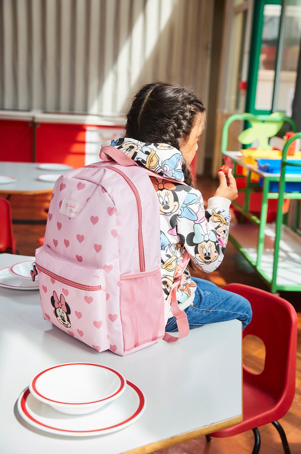 Child wears Minnie Mouse backpack