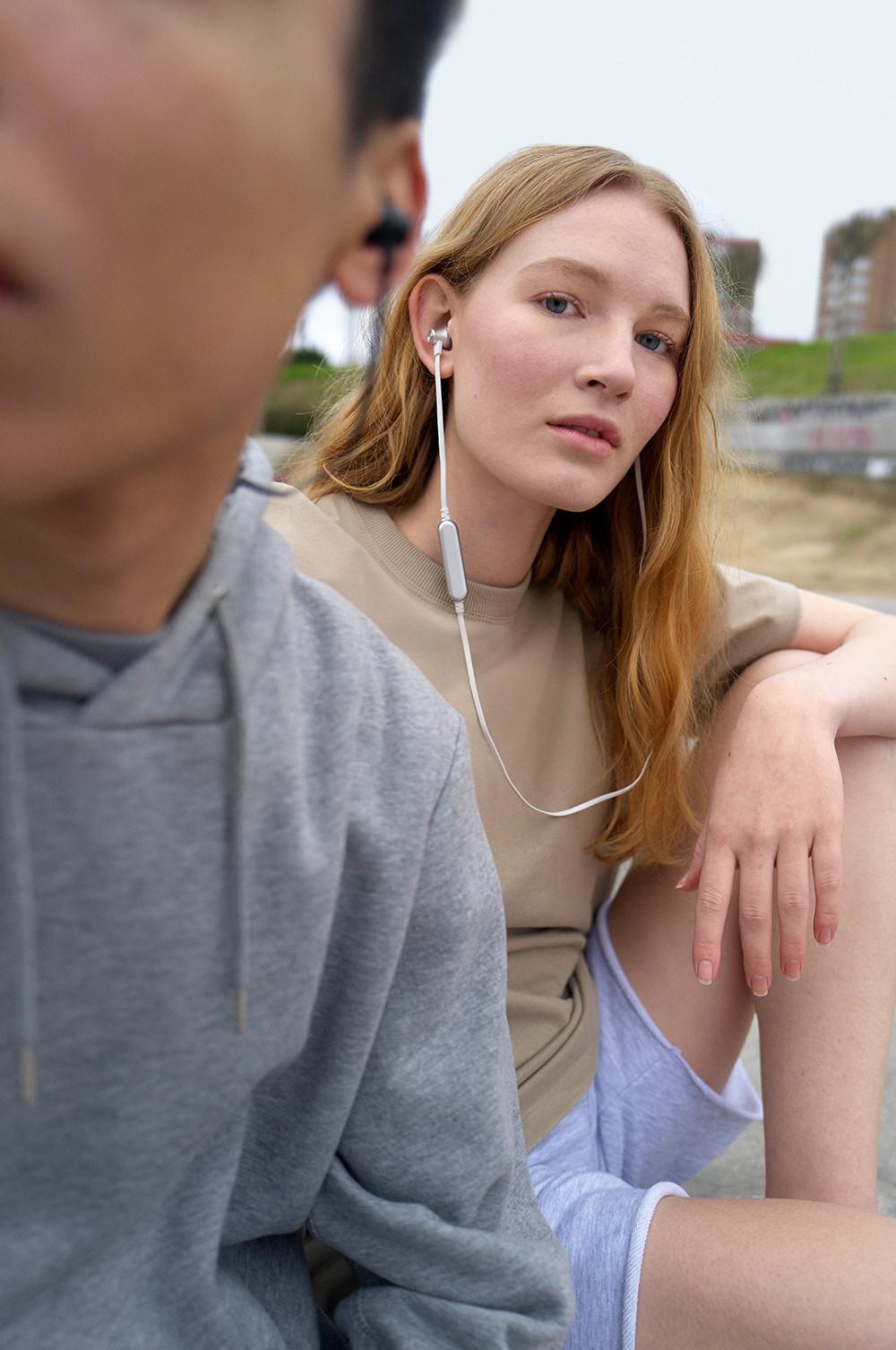 Model mit verkabelten Kopfhörern Bild