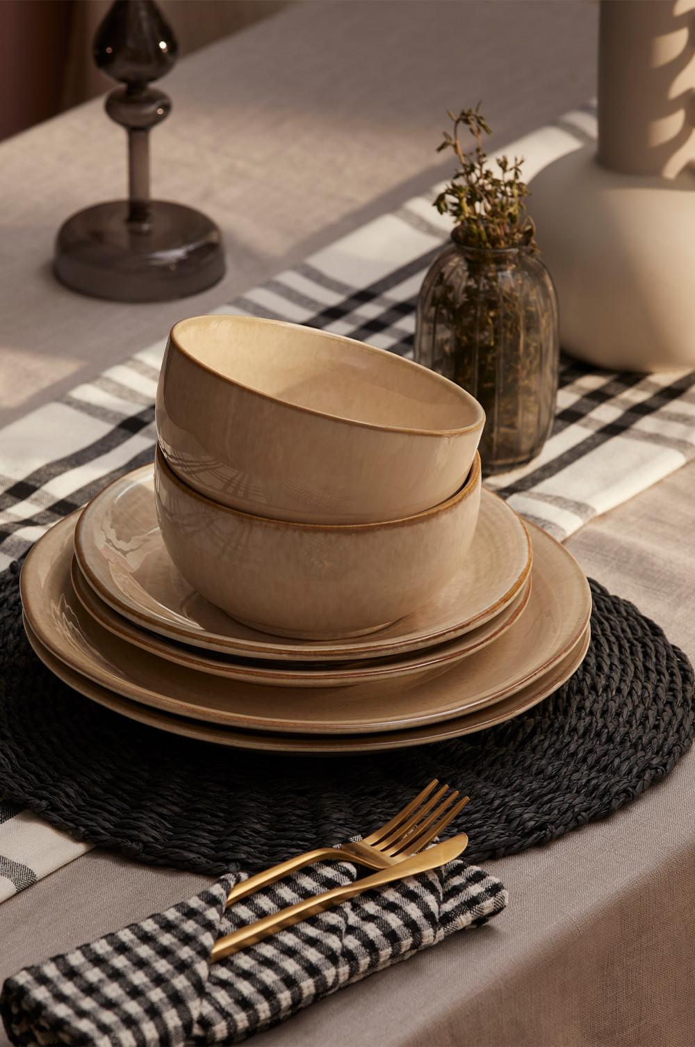 Black and white tablecloth, napkins, plates and mats