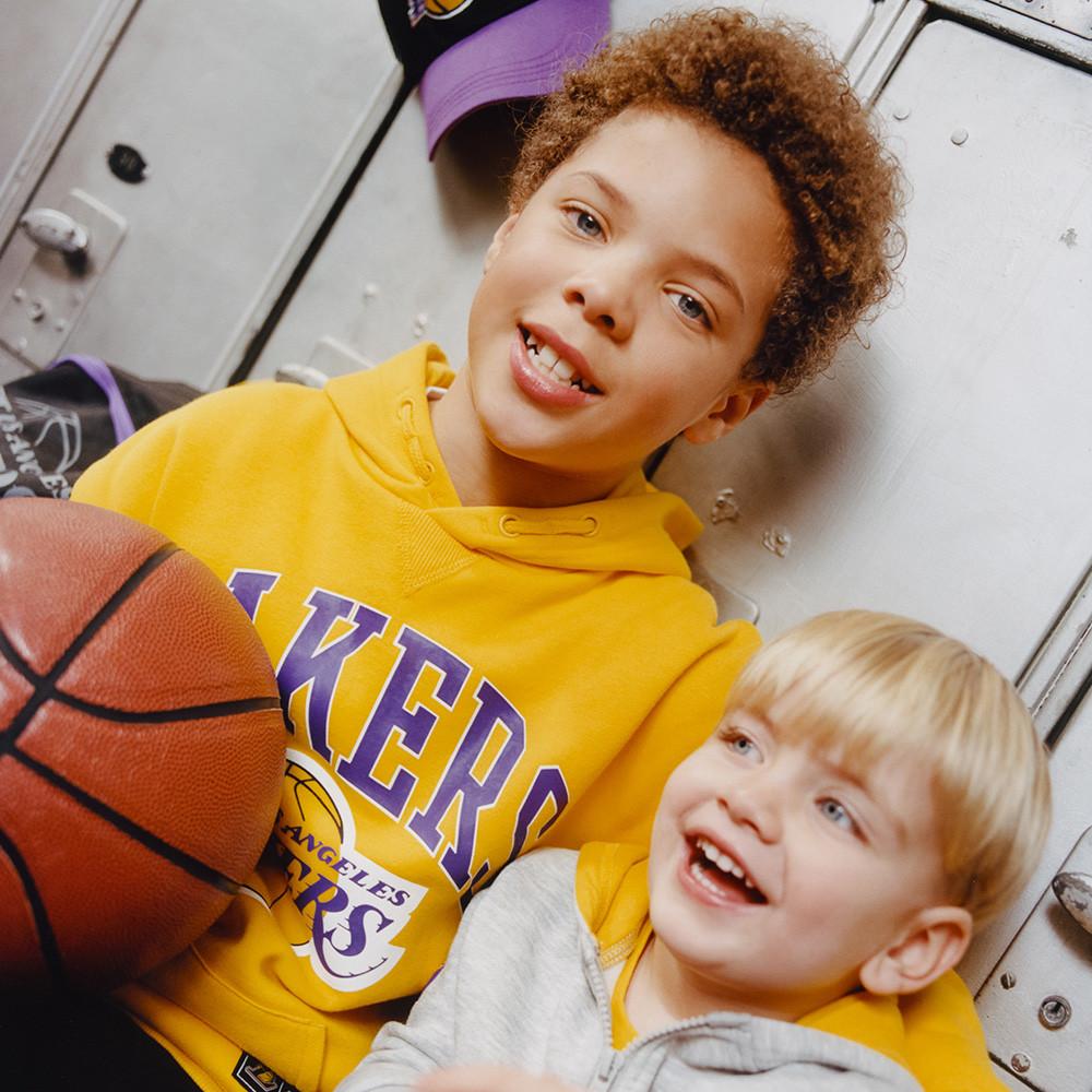 Enfants portant des sweats à capuche jaunes NBA Lakers