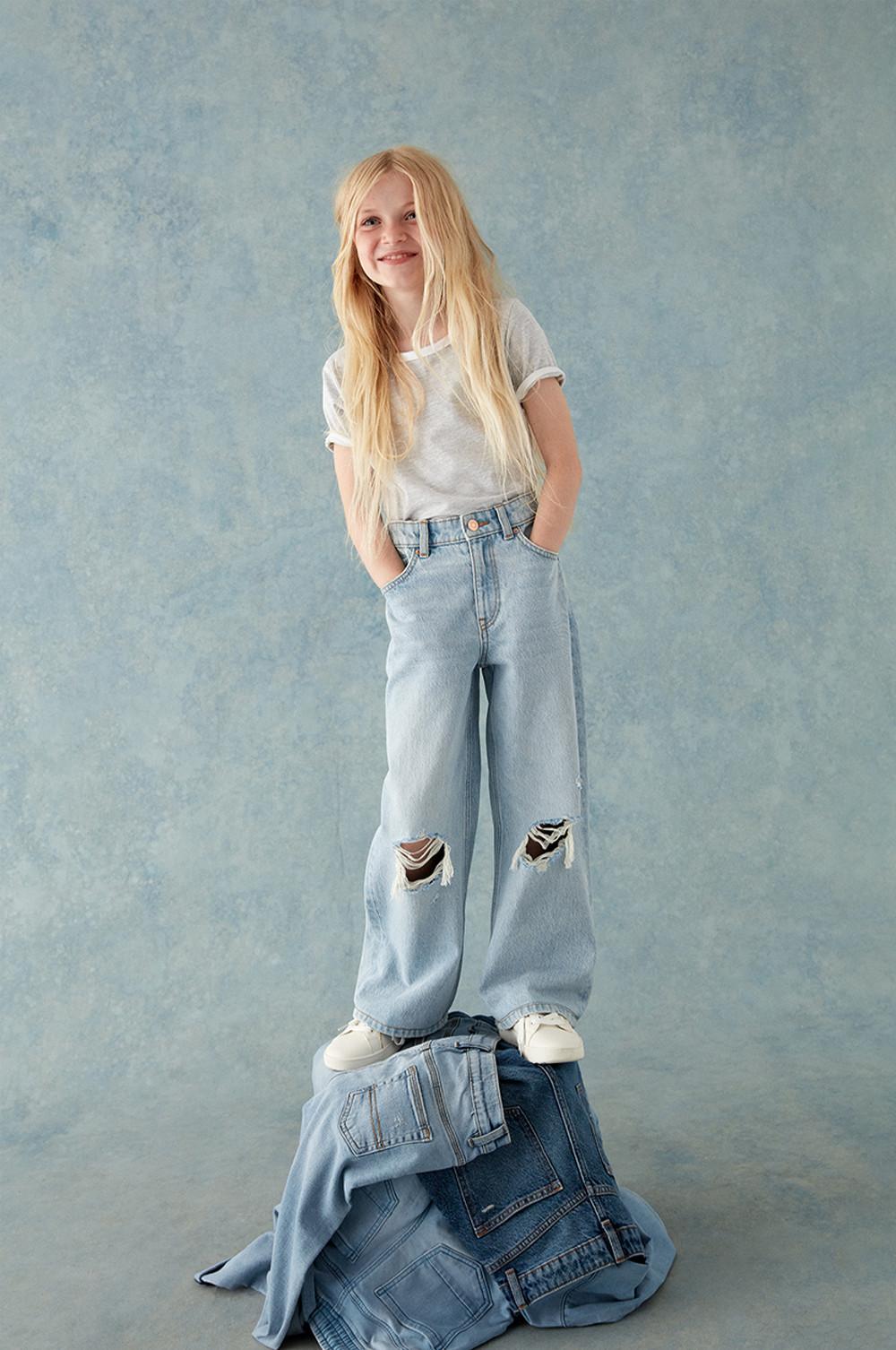 Model trägt Wide-Leg Jeans im Used-Look