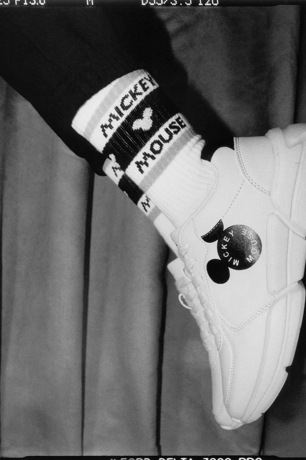 Črno-beli športni copati in nogavice Miki Miška