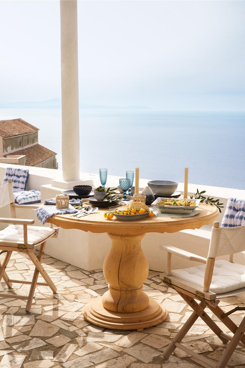 Image of table with dinner sets, napkins and candles