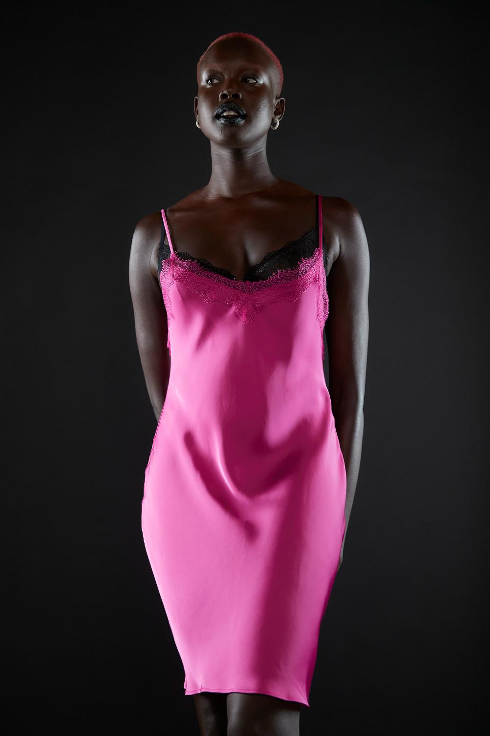 model in roze midi-jurk