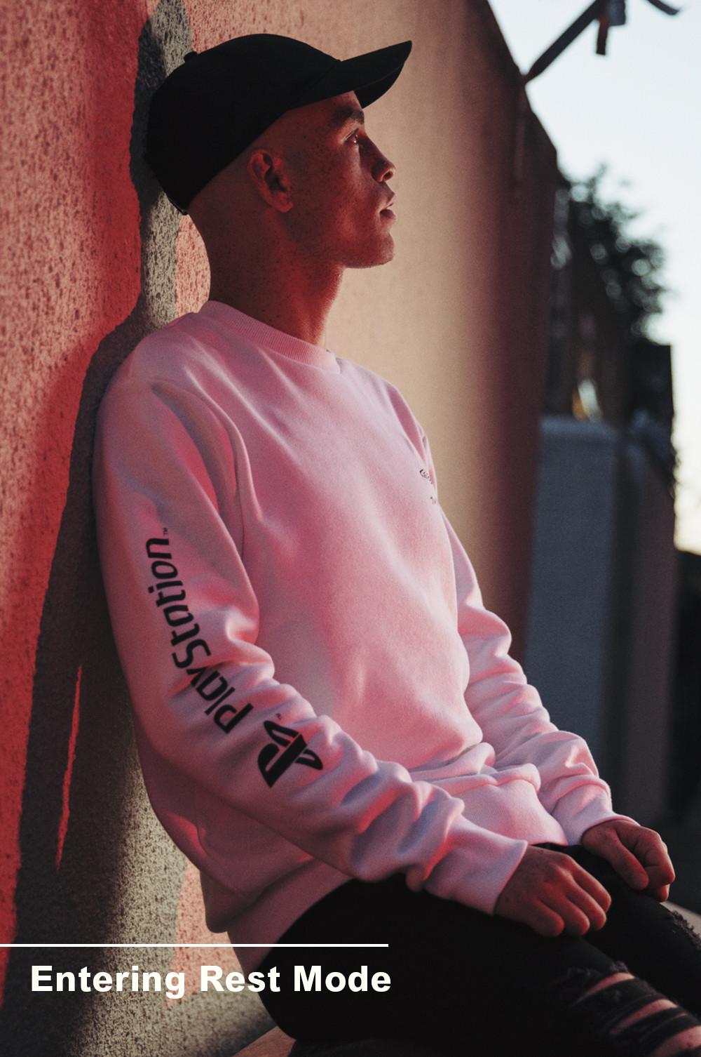 Model in weißem „PlayStation“ Pullover