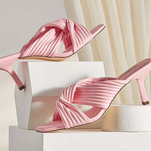 Rožnati nabrani sandali s peto