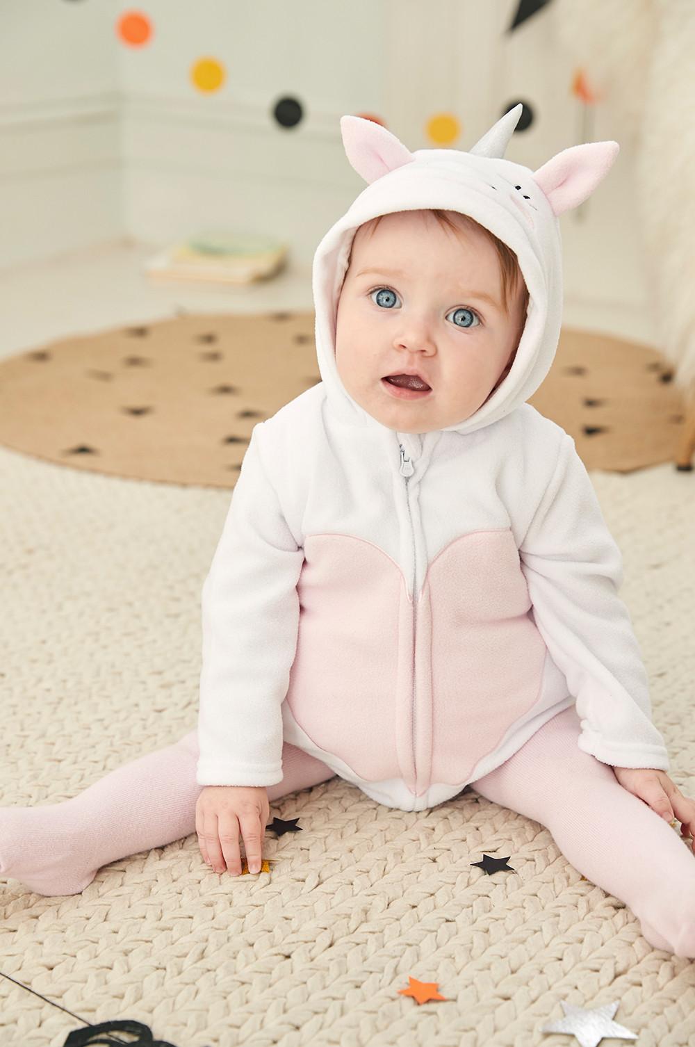 bébé en tenue licorne