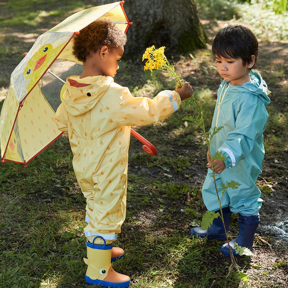 Dos modelos infantiles con trajes de lluvia