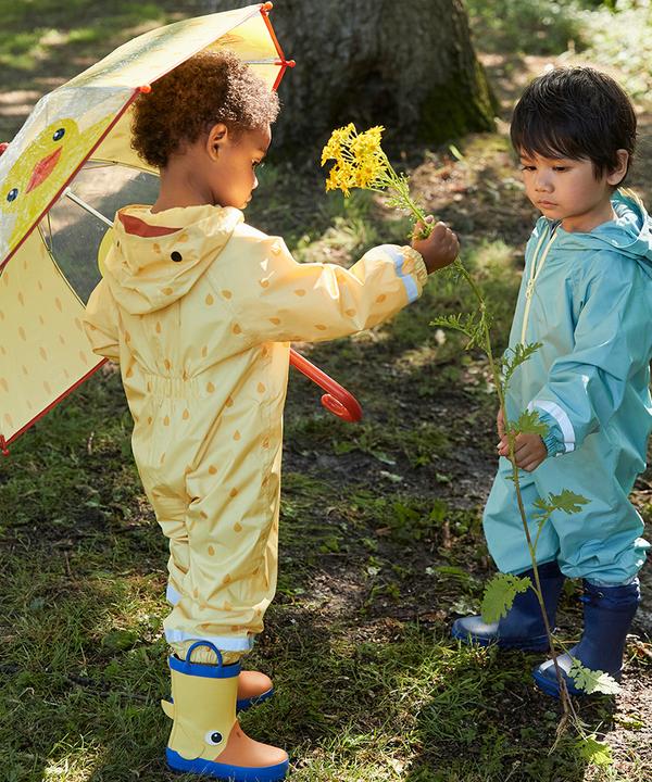 Editorial de lluvia para niños: chaquetas, abrigos, trajes y botas | Primark