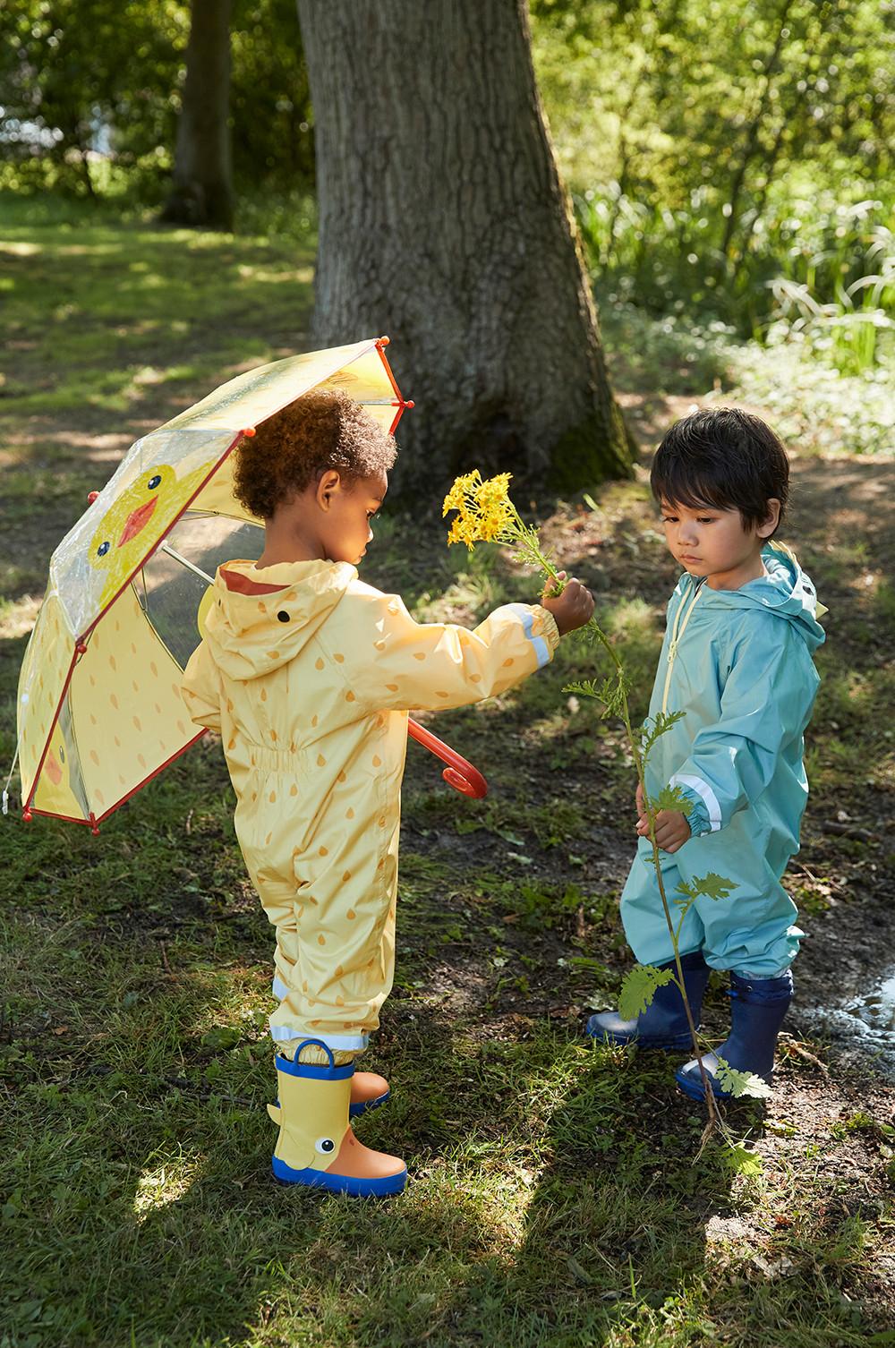 Dos modelos infantiles con trajes de lluvia completos