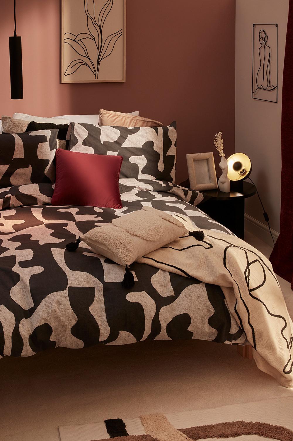 Patterned bedding set and throw