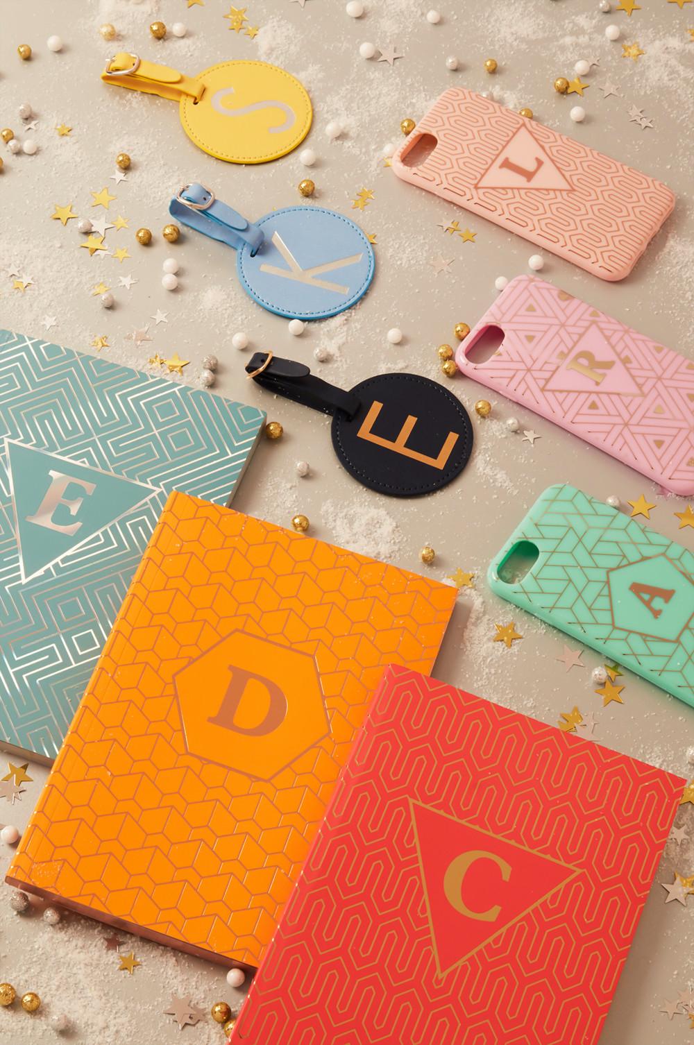 Accesorios y libreta de Primark con inicial personalizada