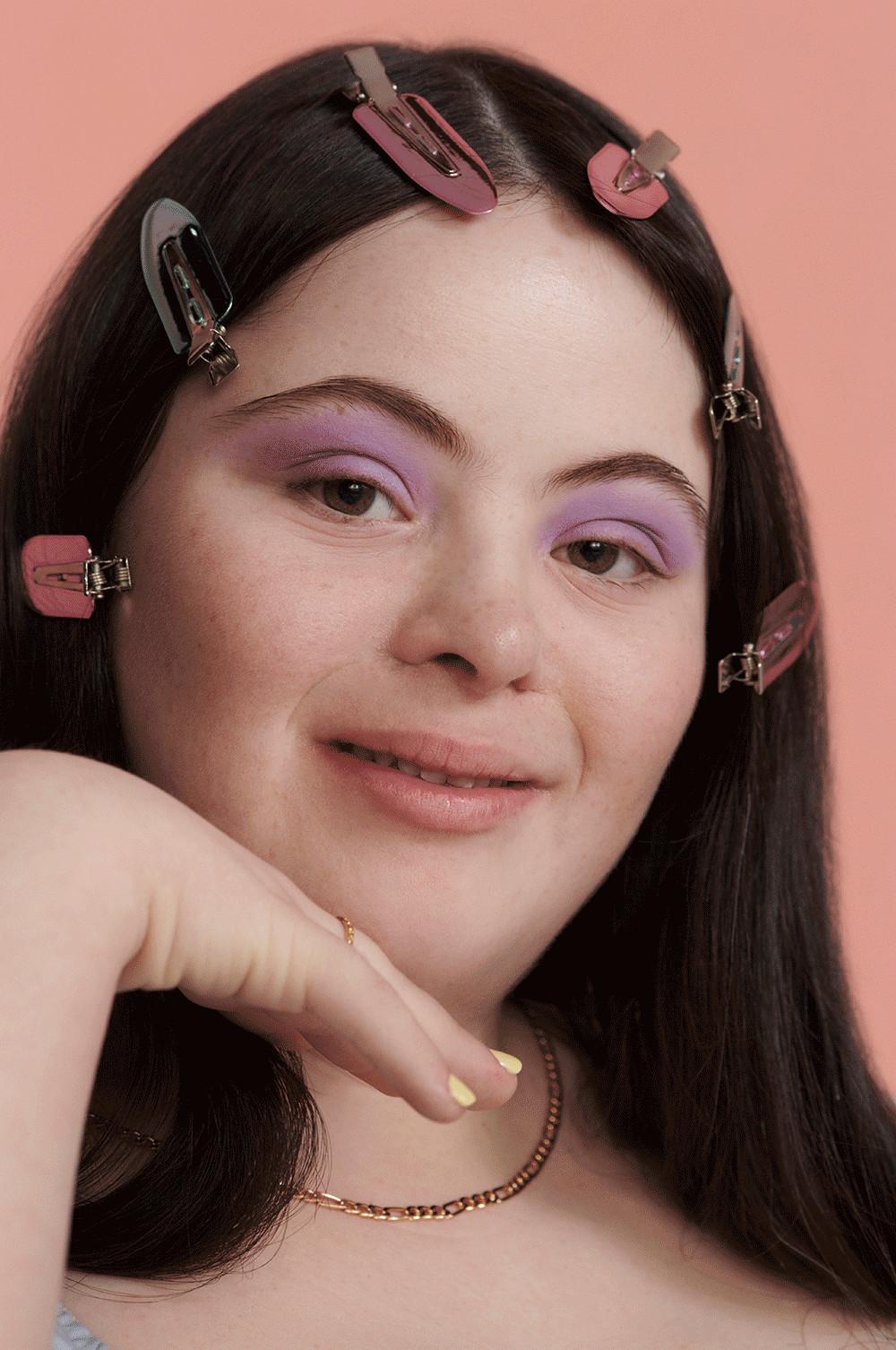 MODELLA CON MOLLETTE PER CAPELLI