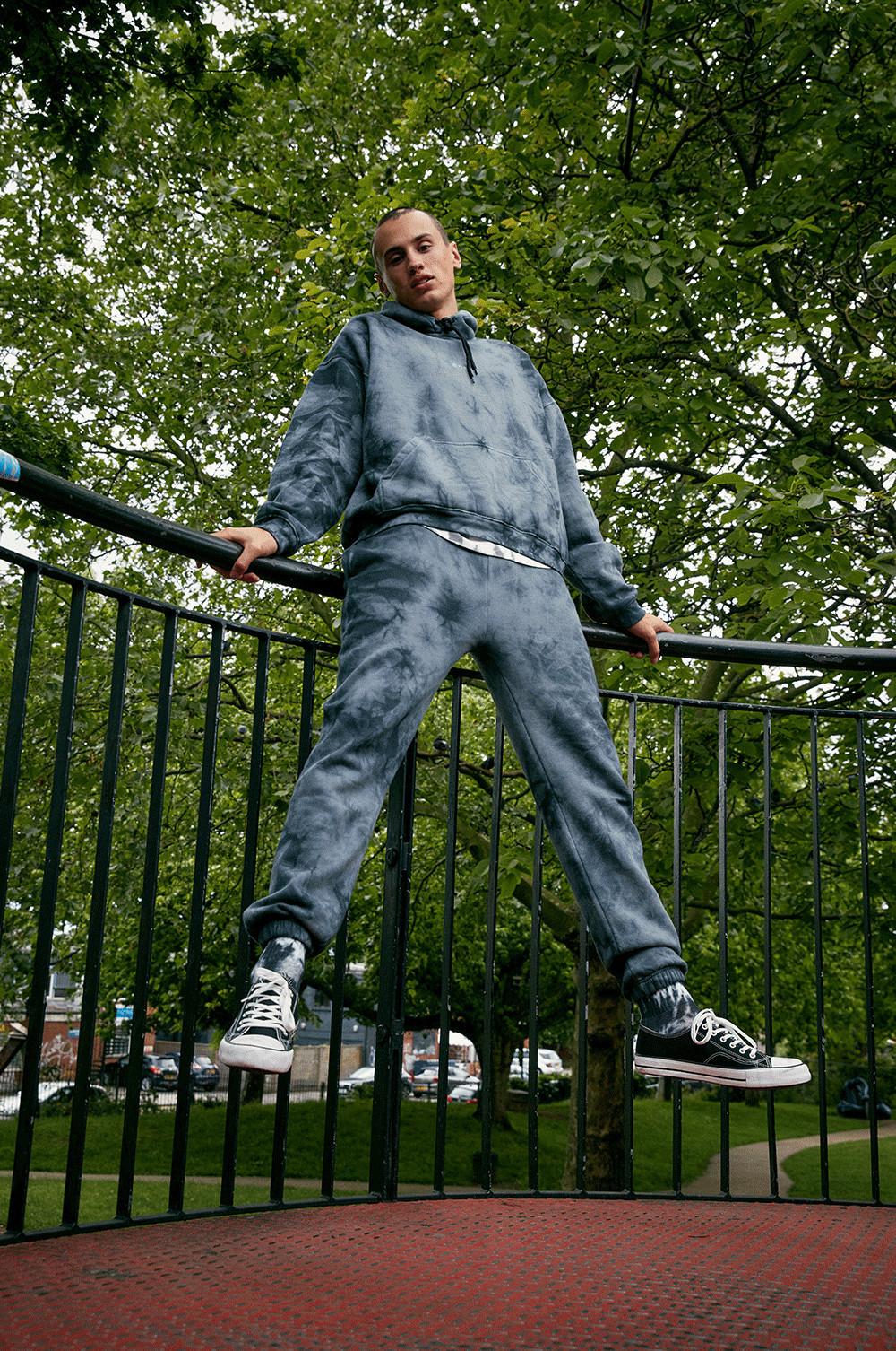 Mannequin portant un sweat à capuche et un pantalon de jogging bleus à effet tie-dye