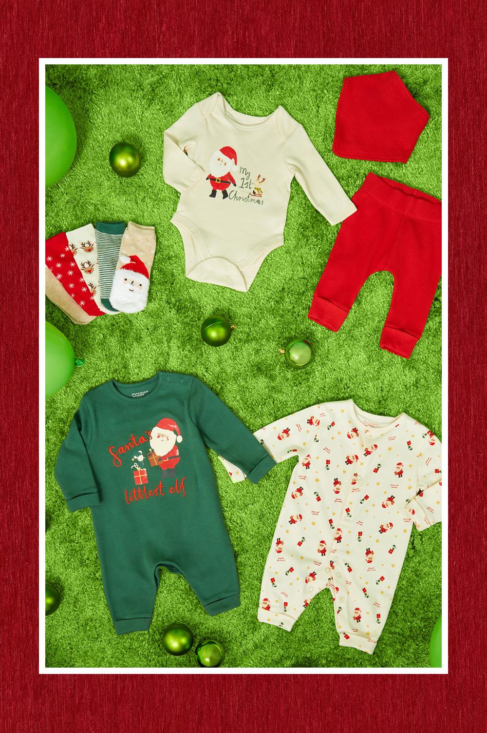Kerstige slaappakjes en sokken voor baby's