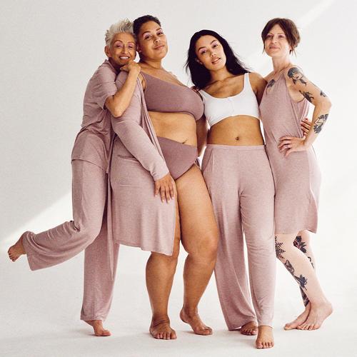 Models tragen Kleidung aus der „Bewusstsein für Brustkrebs“-Kollektion
