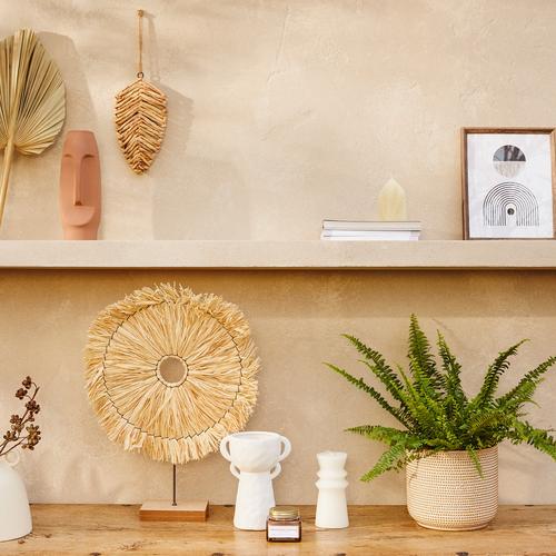 Cenário de shelfie com vasos, plantas artificiais e ornamentos em rotim
