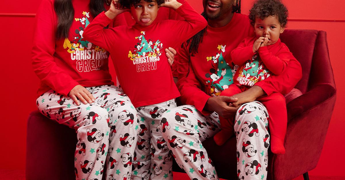 Pijamas, snuddies y ropa para dormir familiar a juego de navideños de Disney | Primark