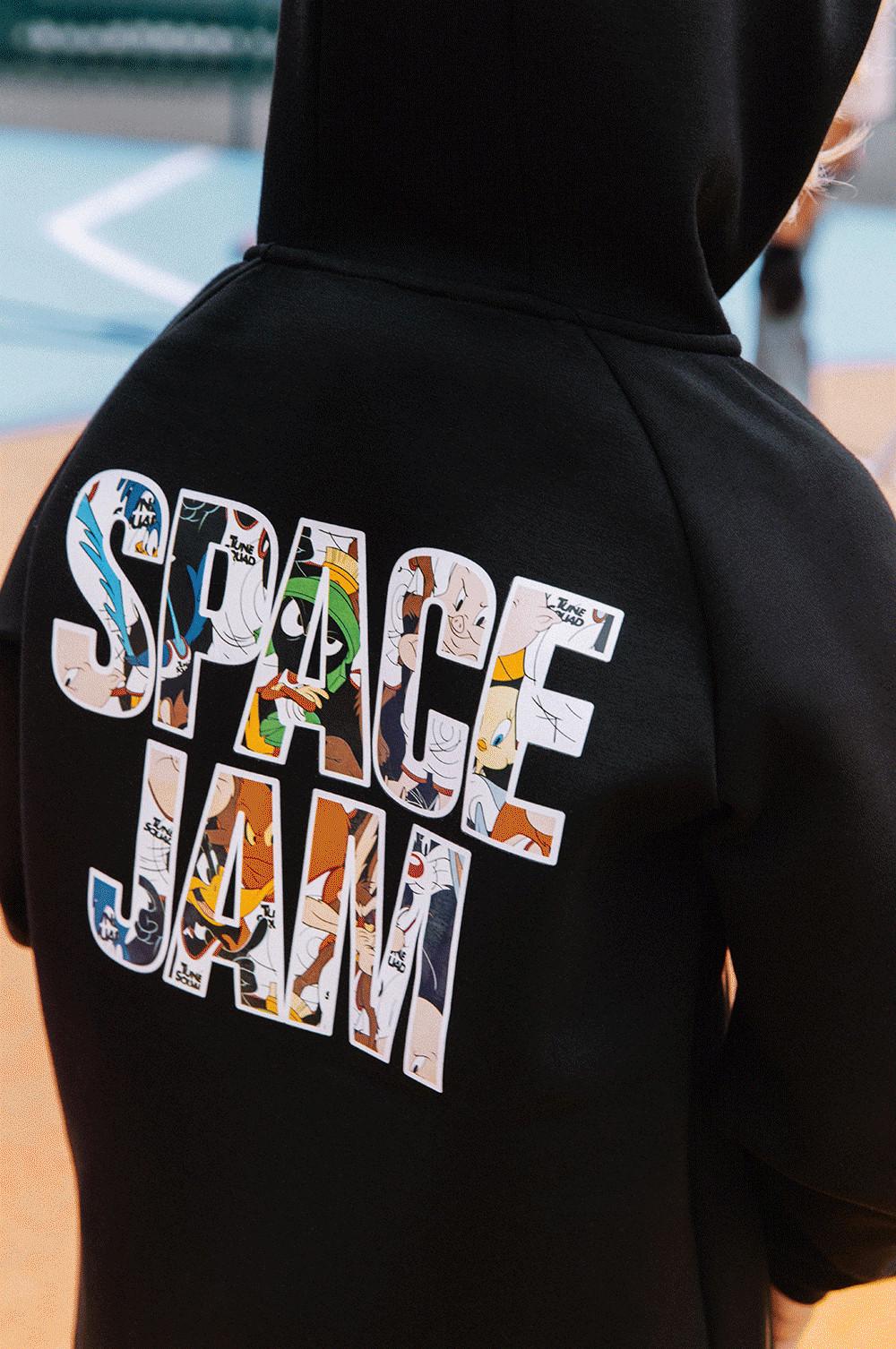 Modelo con sudadera con capucha con «Space Jam» en la espalda
