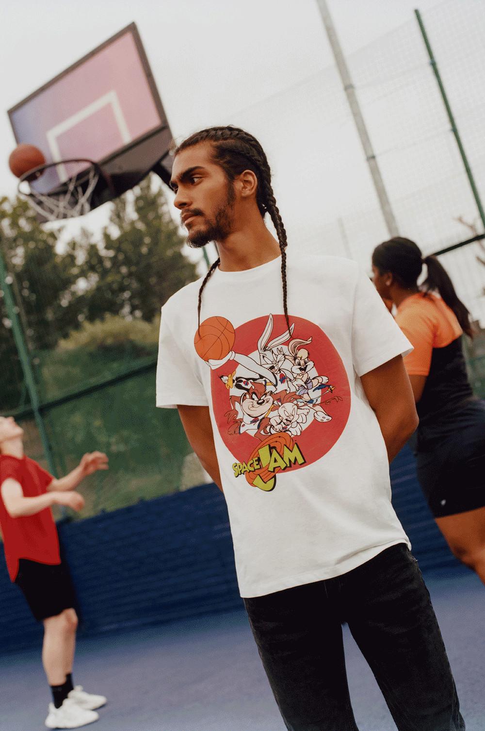 Persona che indossa una T-shirt Space Jam