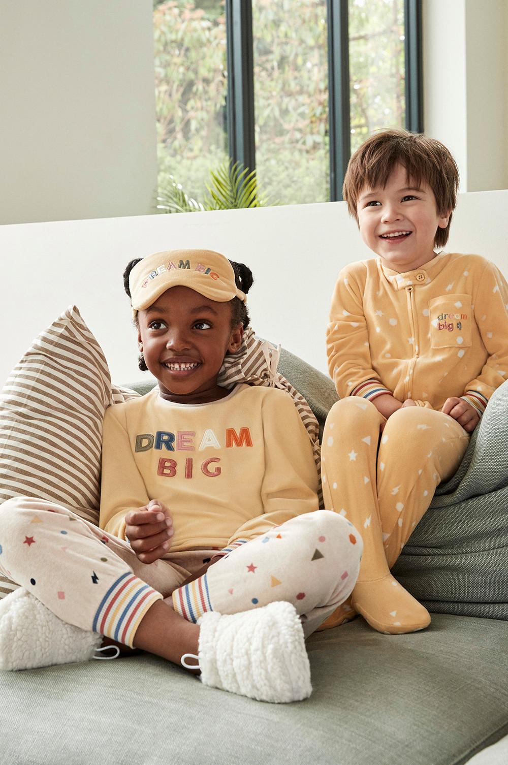 Deux enfants portant un pyjama jaune et un masque pour les yeux