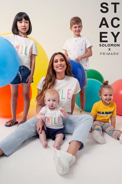 Schau Dir Unsere Erste Kinderkollektion In Zusammenarbeit Mit Stacey Solomon An Die Farbenfrohe Auswahl Prasentiert Sich Mit Vielen Verschiedenen Mustern Und Prints Fur Kinder Zwischen 0 10 Jahren Primark Osterreich